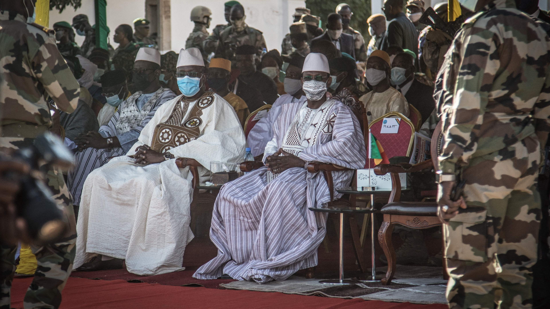 Malis Ministerpräsident Choguel Maïga (links) und Übergangspräsident Assimi Goita bei einer Militärparade | AFP