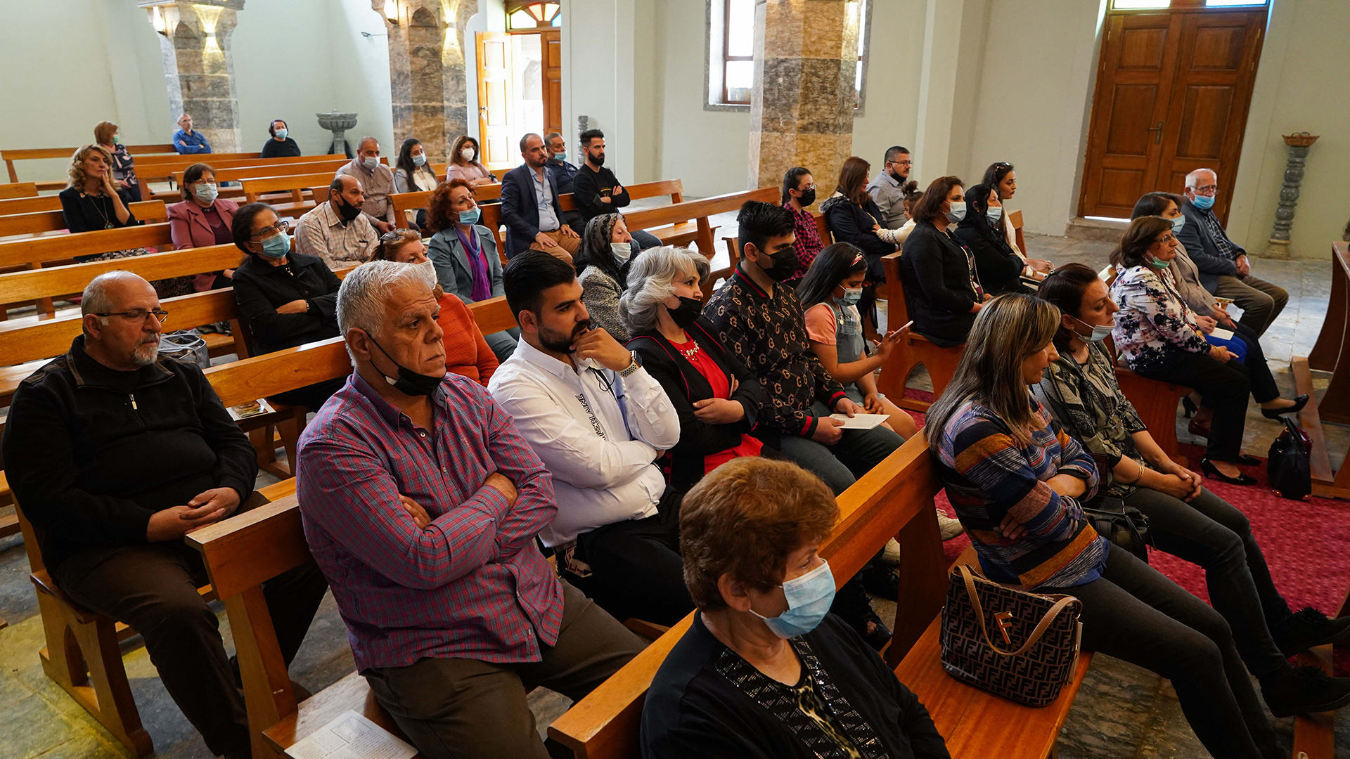 Irakische Christen nehmen an der Ostermesse in der syrisch-katholischen Kirche Mar Thomas in der Altstadt von Mosul teil. | picture alliance / ZUMAPRESS.com
