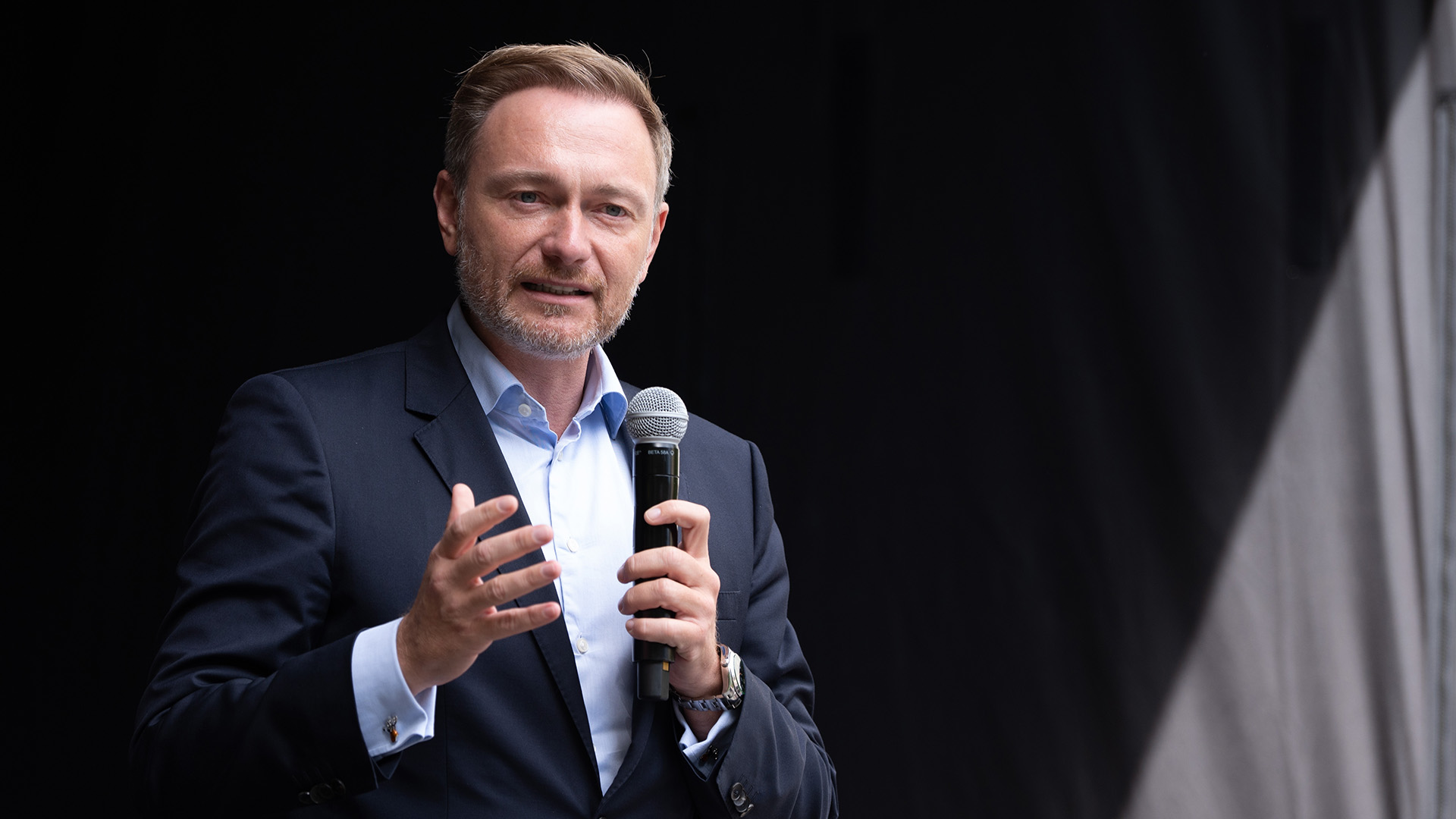 Christian Lindner vor dunklem Hintergrund und einem Mikrofon in der Hand bei einer Wahlkampfveranstaltung. | picture alliance/dpa/dpa-Zentral
