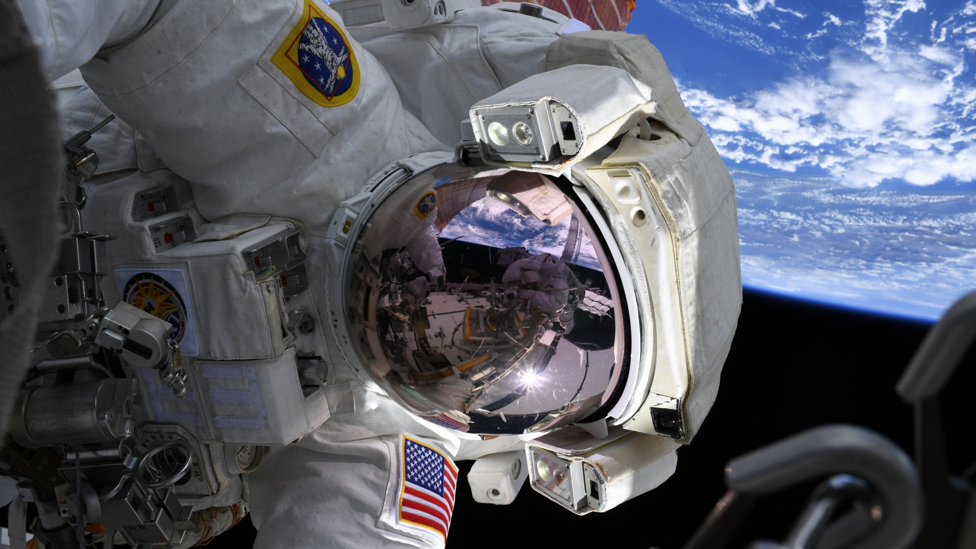 US-Astronautin Koch im Raumanzug bei einem Außeneisatz hoch über der Erde | dpa