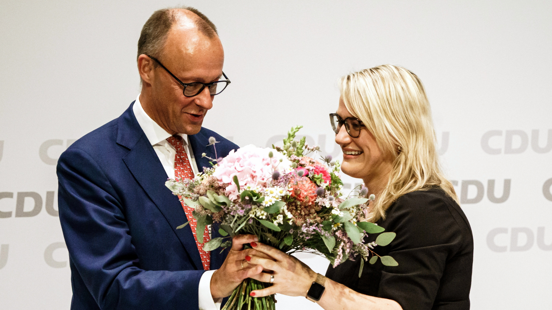 Christina Stumpp nimmt nach ihrer Wahl auf dem CDU-Bundesparteitag einen Blumenstraß von Friedrich Merz entgegen | EPA