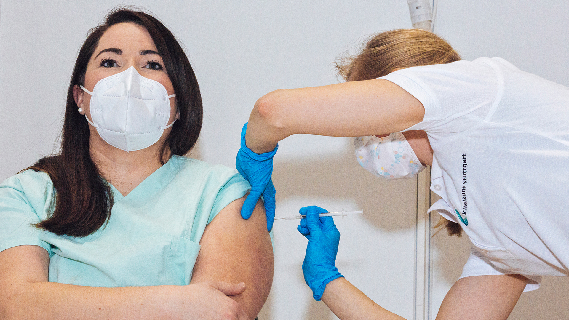 Christine Helbig wird im Impfzentrum des Klinikum Stuttgart mit einer Dosis eines Covid-19 Impfstoffes geimpft.  | Klinikum Stuttgart