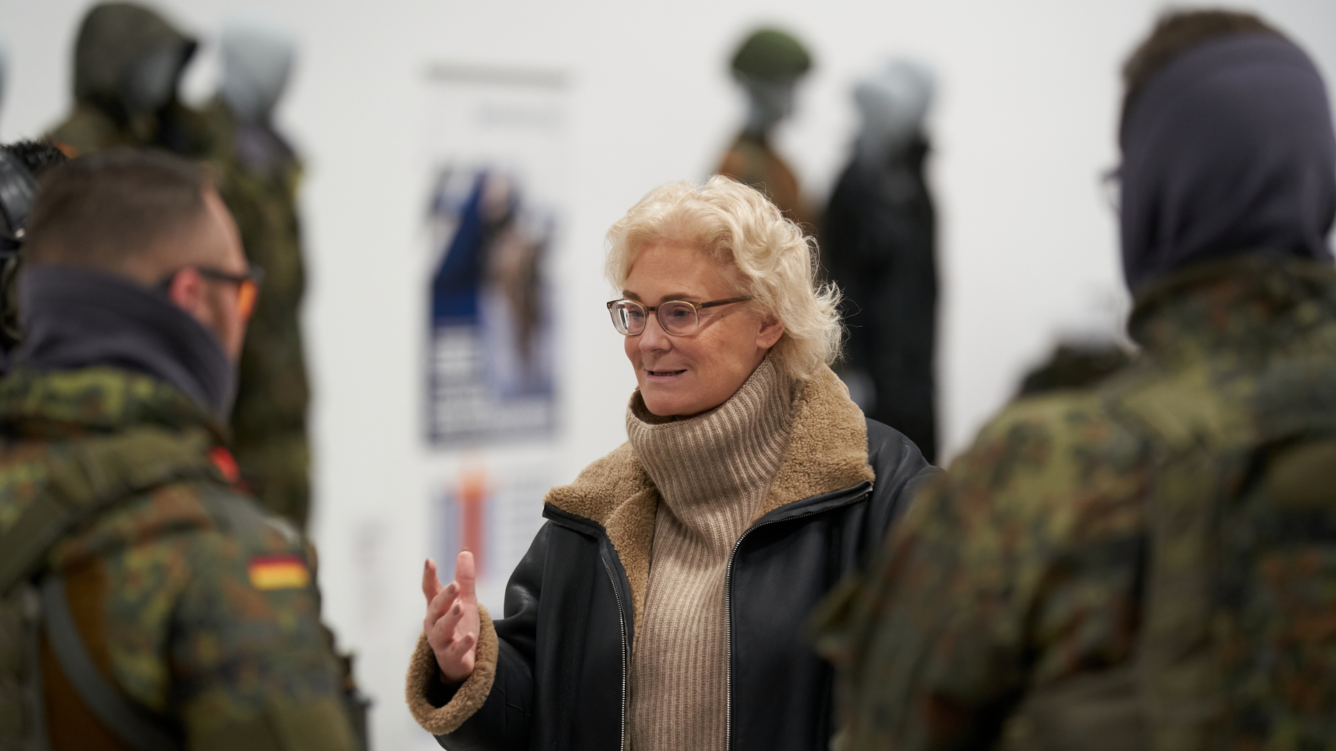 Christine Lambrecht beim Besuch im Auslieferungslager des Bundeswehrbekleidungsmanagements | dpa