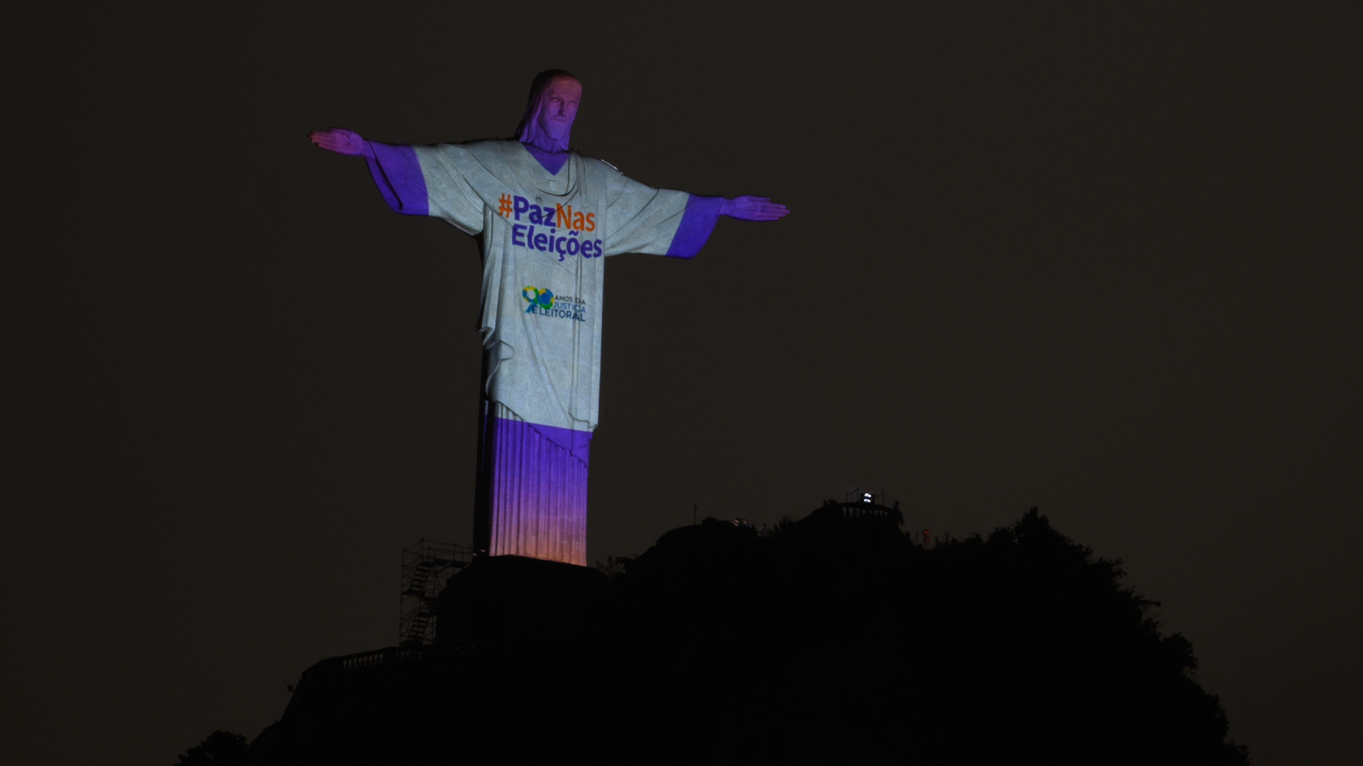 Die Christus-Erlöser-Statue wird am Vorabend der Präsidentschaftswahlen, in Rio de Janeiro, Brasilien, mit der Aufschrift "Frieden bei den Wahlen" beleuchtet. | AFP
