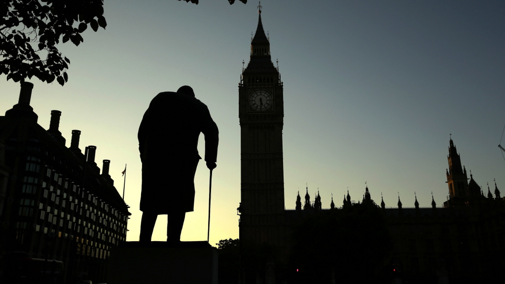 Denkmal des ehemaligen britischen Premierminister Churchill vor dem House of Parliament in London 