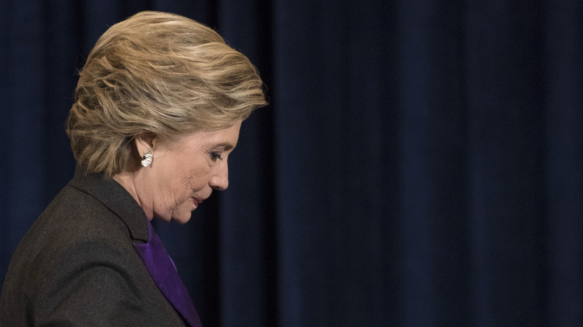 Clinton senkt den Kopf | AP