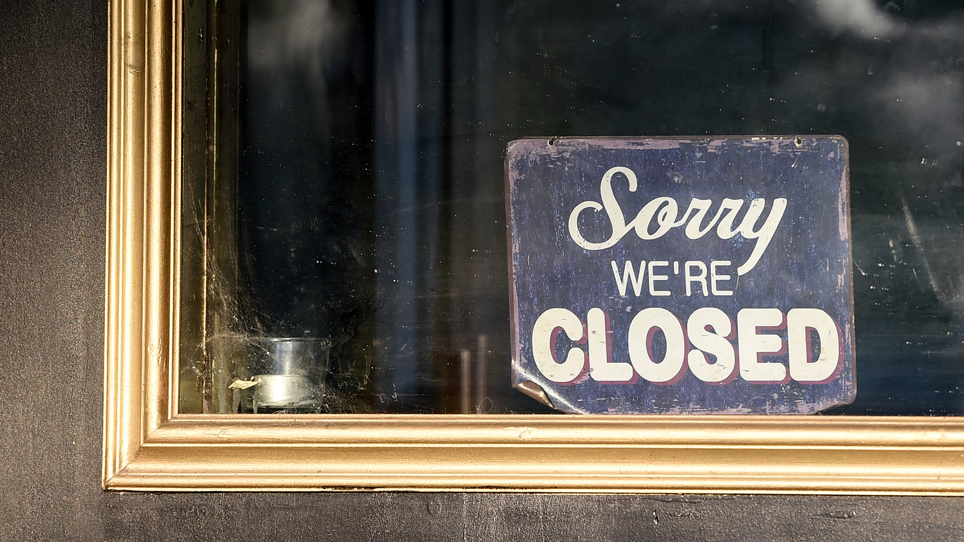 An der Tür eines geschlossenen Restaurants hängt ein Schild mit der Aufschrift "Sorry we're closed" | dpa