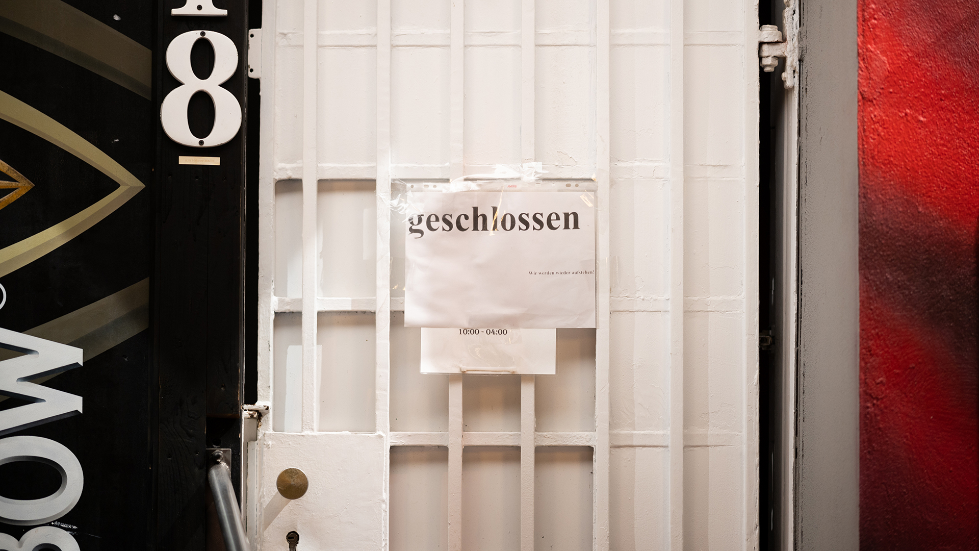 Ein Schild mit der Aufschrift "geschlossen" hängt am Eingang eines Clubs auf dem Hamburger Kiez.