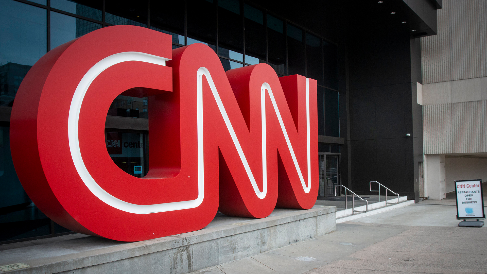 Das CNN-Logo ist am Eingang des CNN Center in Atlanta angebracht | AP