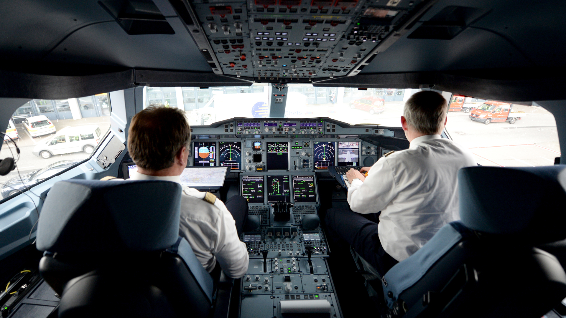 Piloten sitzen im Cockpit eines Airbus A380 | picture alliance / dpa