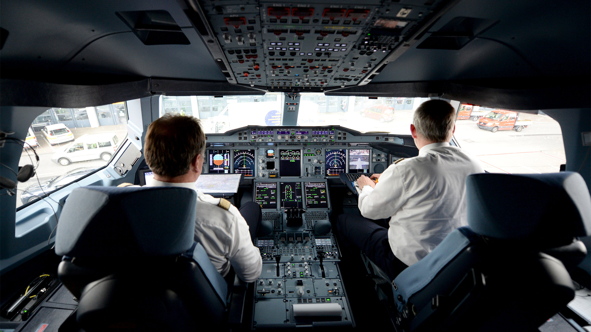 Zwei Piloten arbeiten auf dem Flughafen in Hamburg im Cockpit eines Lufthansa-Airbus A380 | dpa