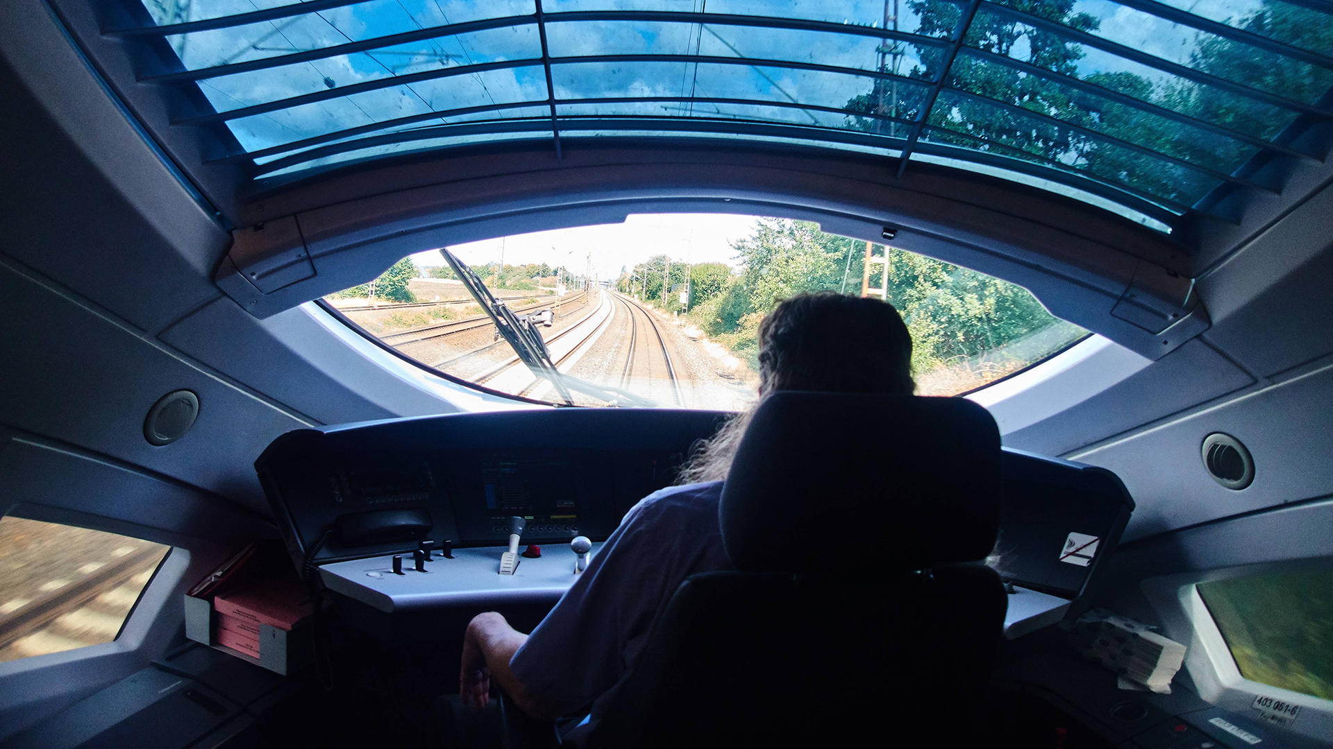Blick ins Cockpit eines ICE der Deutschen Bahn | imago images/Action Pictures