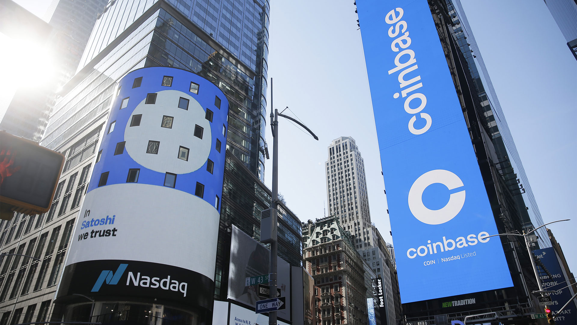 Coinbase Logo auf einem Werbedisplay in New York | picture alliance / newscom