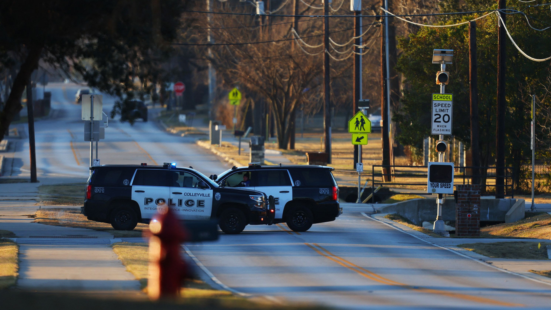 Polizeiwagen versperren eine Zufahrtsstraße zur Synagoge im texanischen Colleyville, USA. | AFP