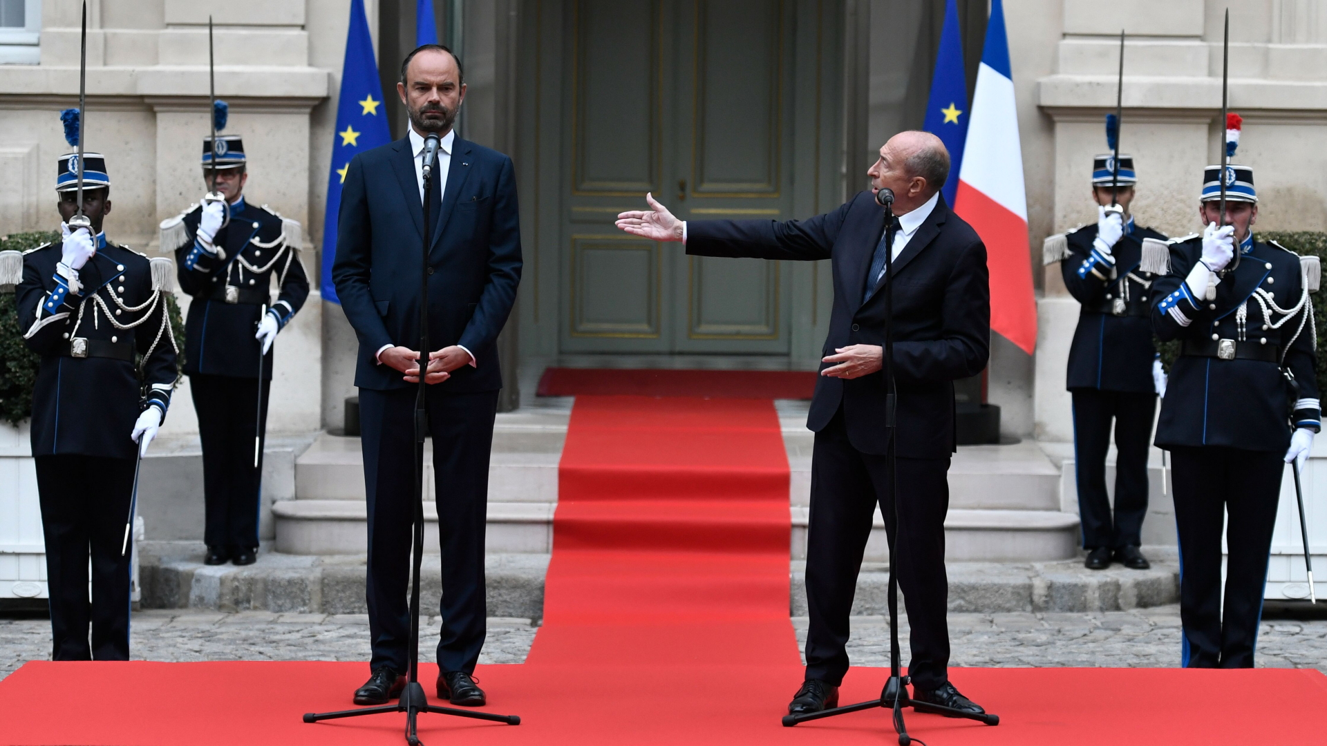 Innenminister Gerard Collomb bei der Amtsübergabe mit Premier Edouard Philippe. | Bildquelle: AFP