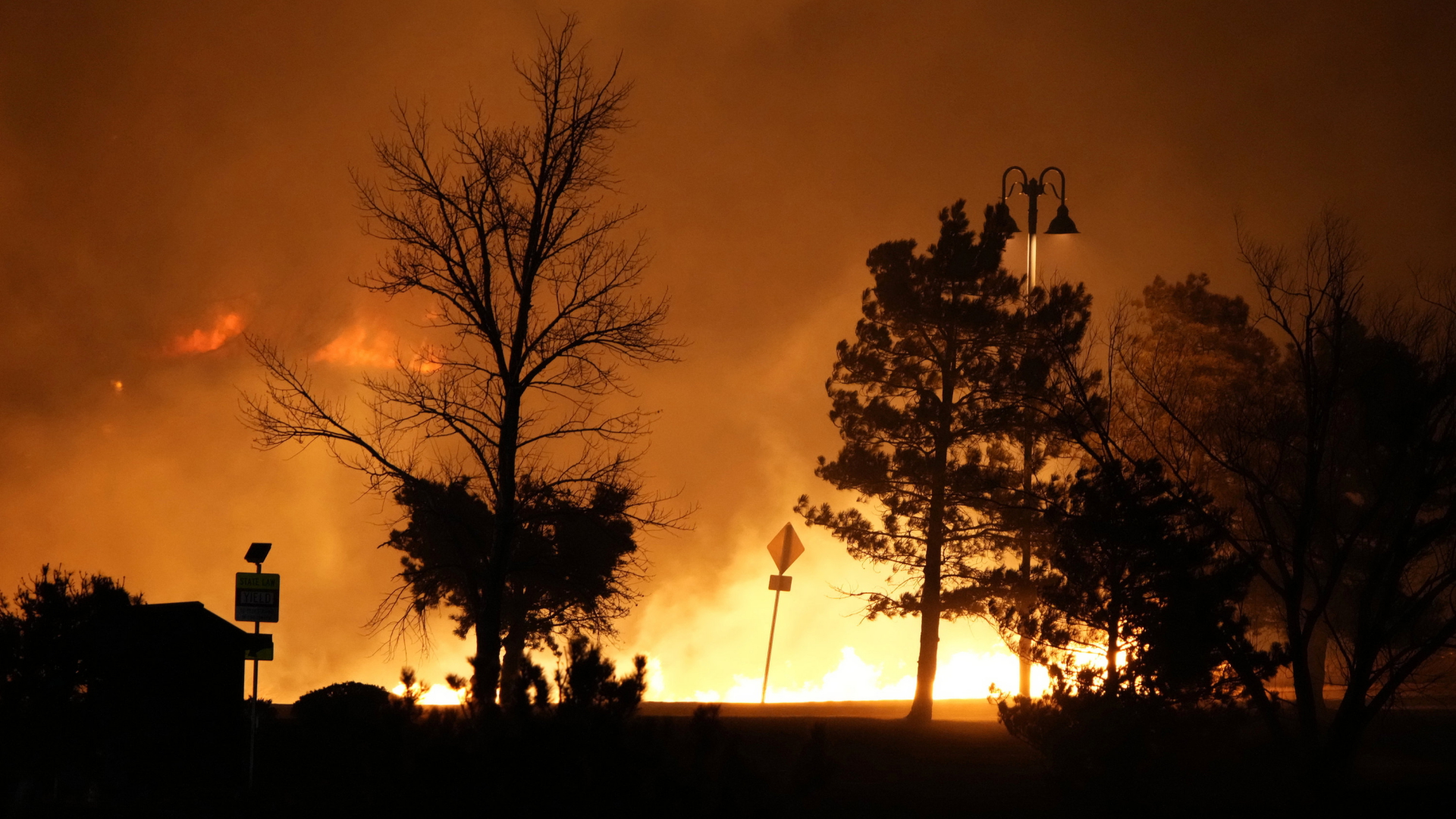 Waldbrände in der Nähe eines kleinen Einkaufszentrums in der Nähe von Broomfield in Colorado.  | AP