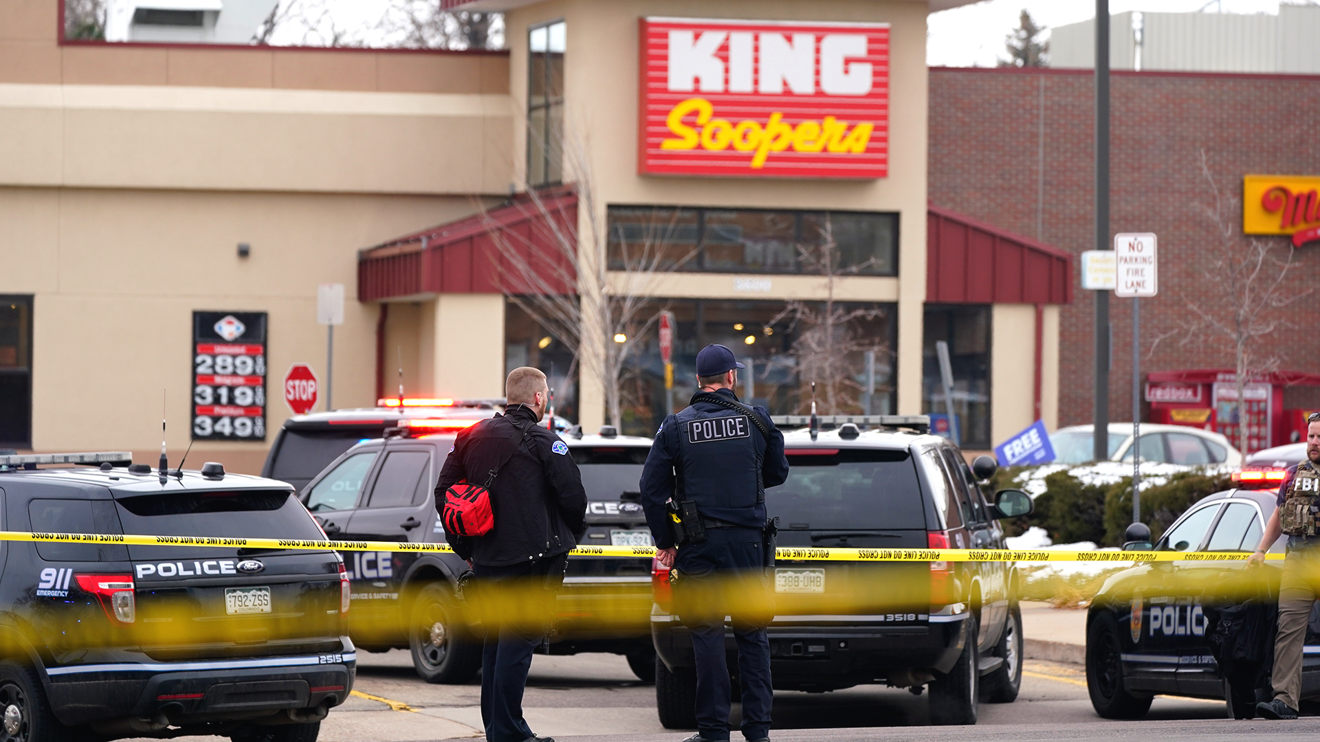 Polizisten stehen am Tatort vor einem Supermarkt in Boulder, Colorado.