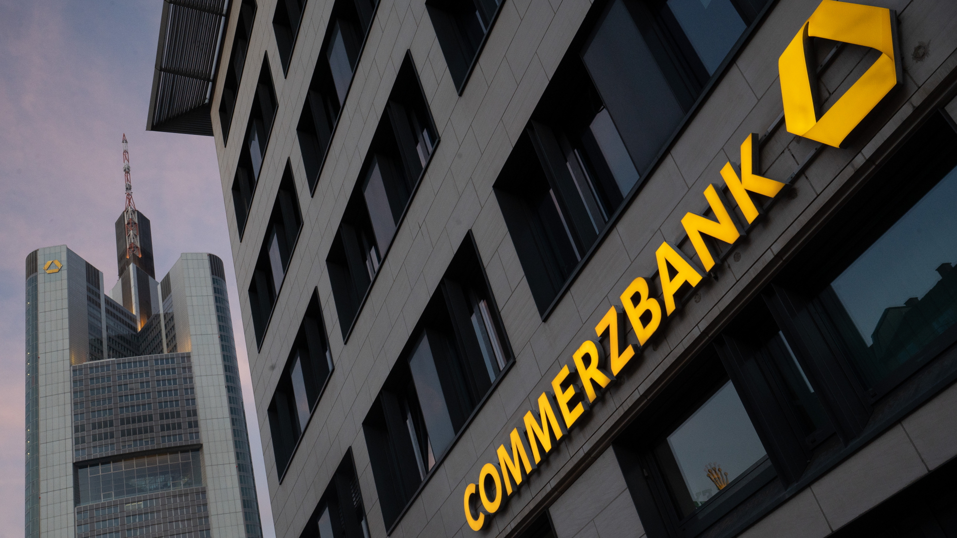 Logo der Commerzbank an einer Filiale in Frankfurt | dpa