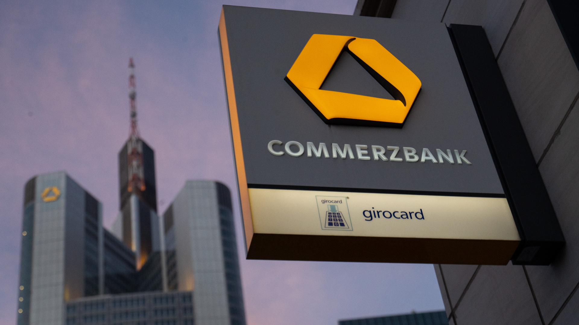 Logo der Commerzbank an einer Filiale | dpa