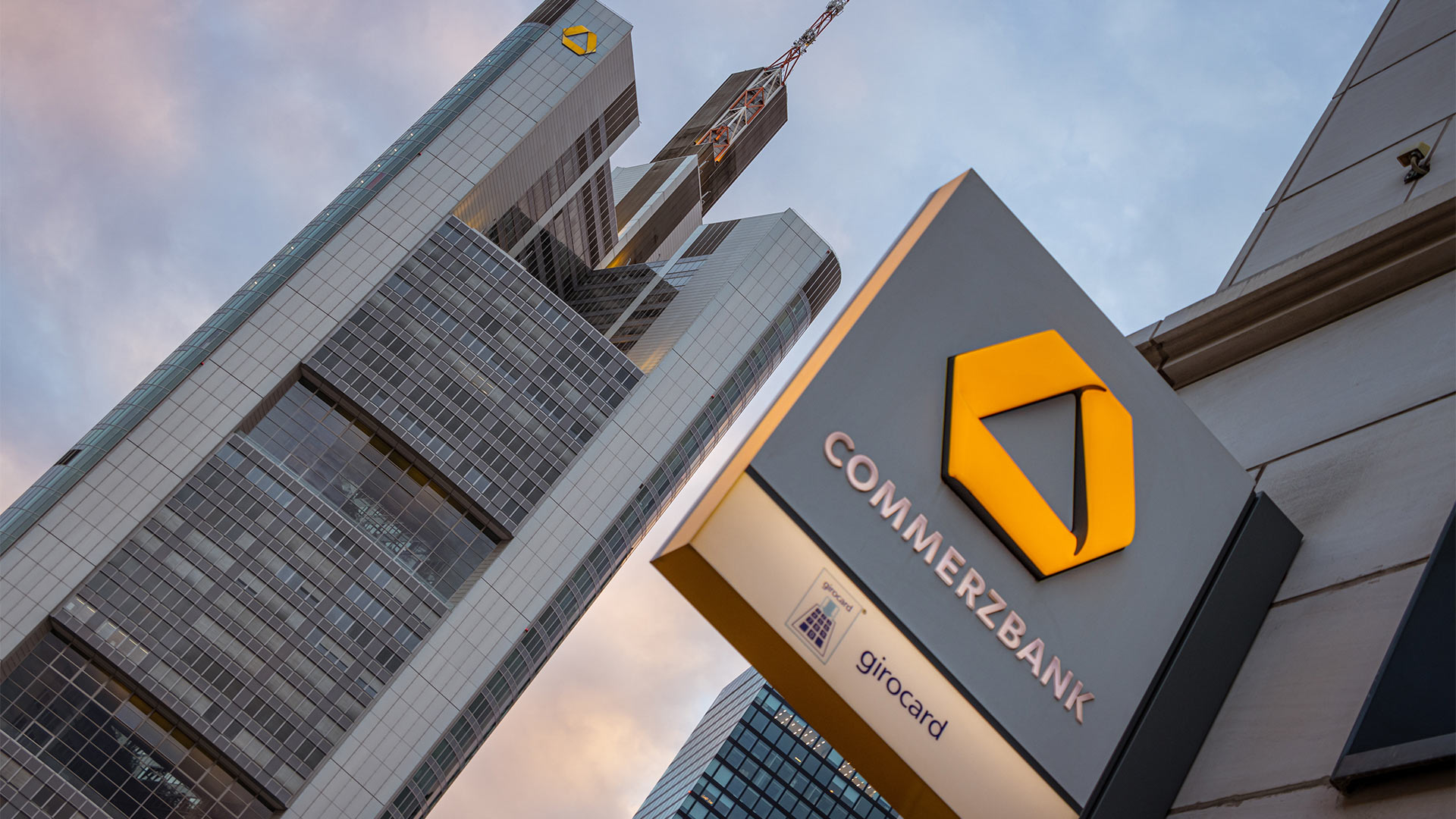 Logo der Commerzbank an einer Filiale und der Zentrale in Frankfurt am Main | picture alliance / greatif