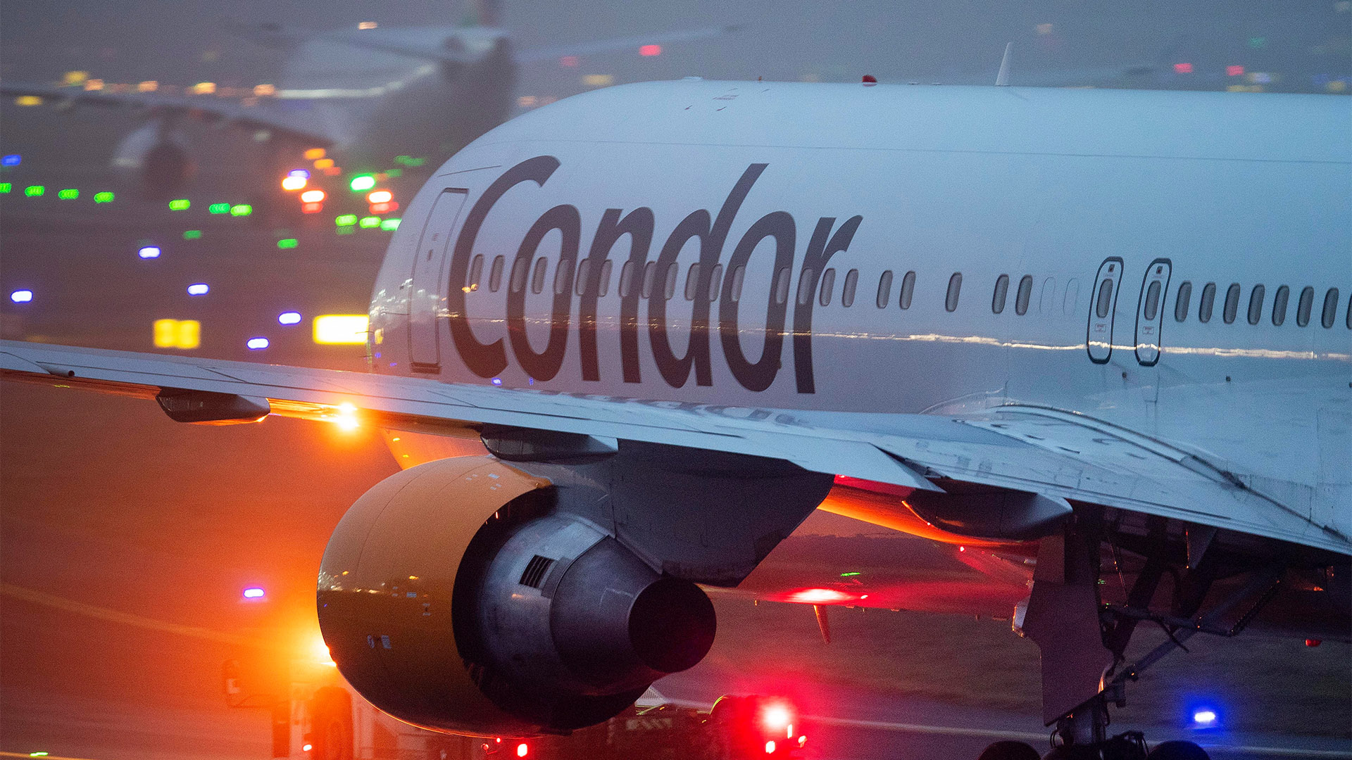 Frankfurt: Ein Flugzeug des Ferienfliegers Condor steht auf dem Rollfeld des Flughafens in Frankfurt am Main. | dpa