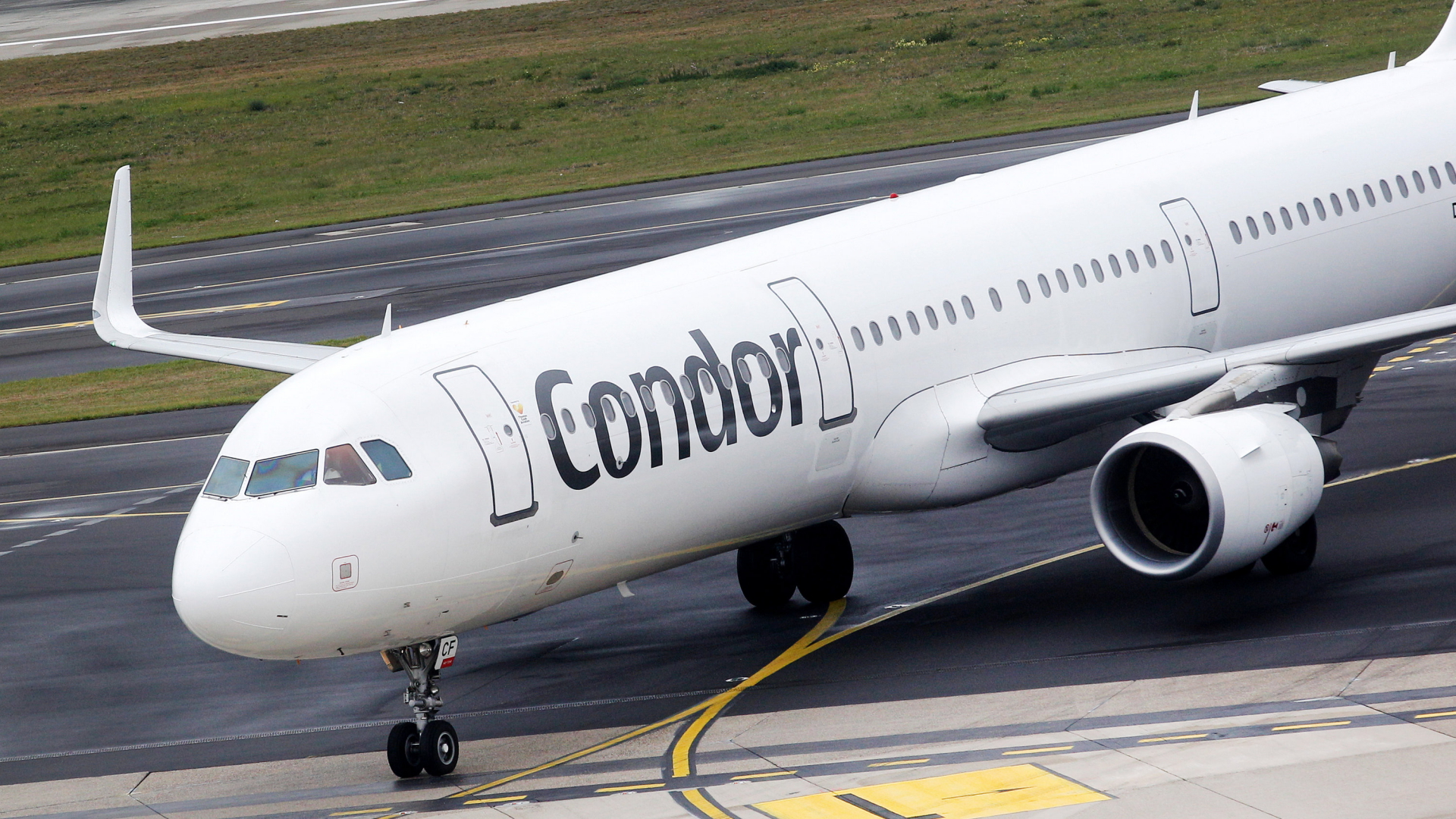 Eine Maschine der Fluggesellschaft Condor rollt auf einem Rollfeld | dpa