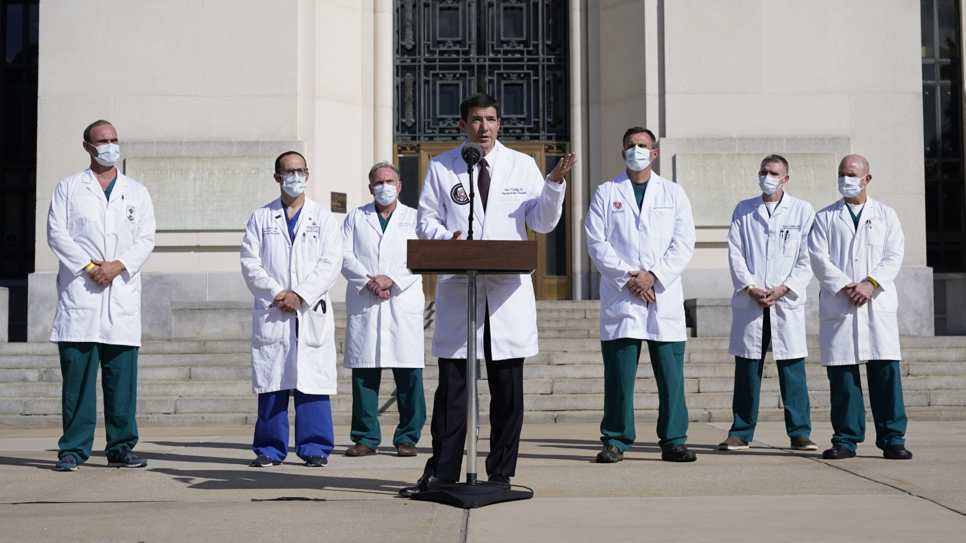 Der Arzt von US-Präsident Trump, Sean Conley, bei einer Erklärung vor dem Walter-Reed-Militärkrankenhaus in Bethesda nördlich von Washington | Chris Kleponis/POOL/EPA-EFE/Shut