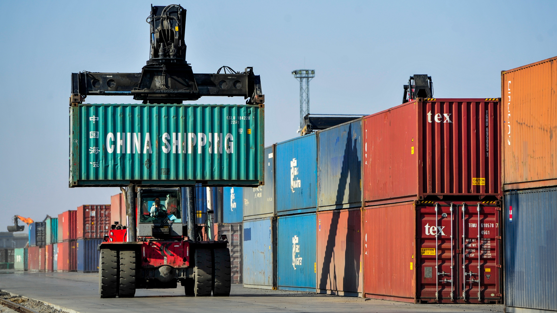 Container mit der Aufschrift China Shipping wird rangiert | dpa
