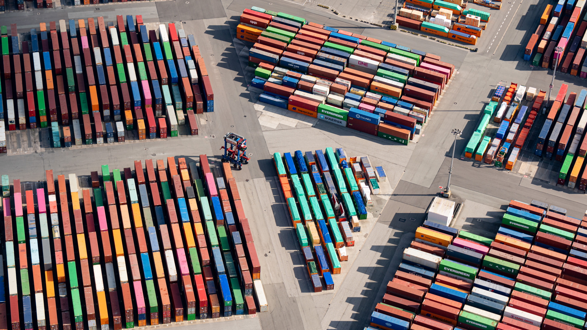 Zahlreiche Container auf dem Gelände eines Containerterminals im Hamburger Hafen | dpa