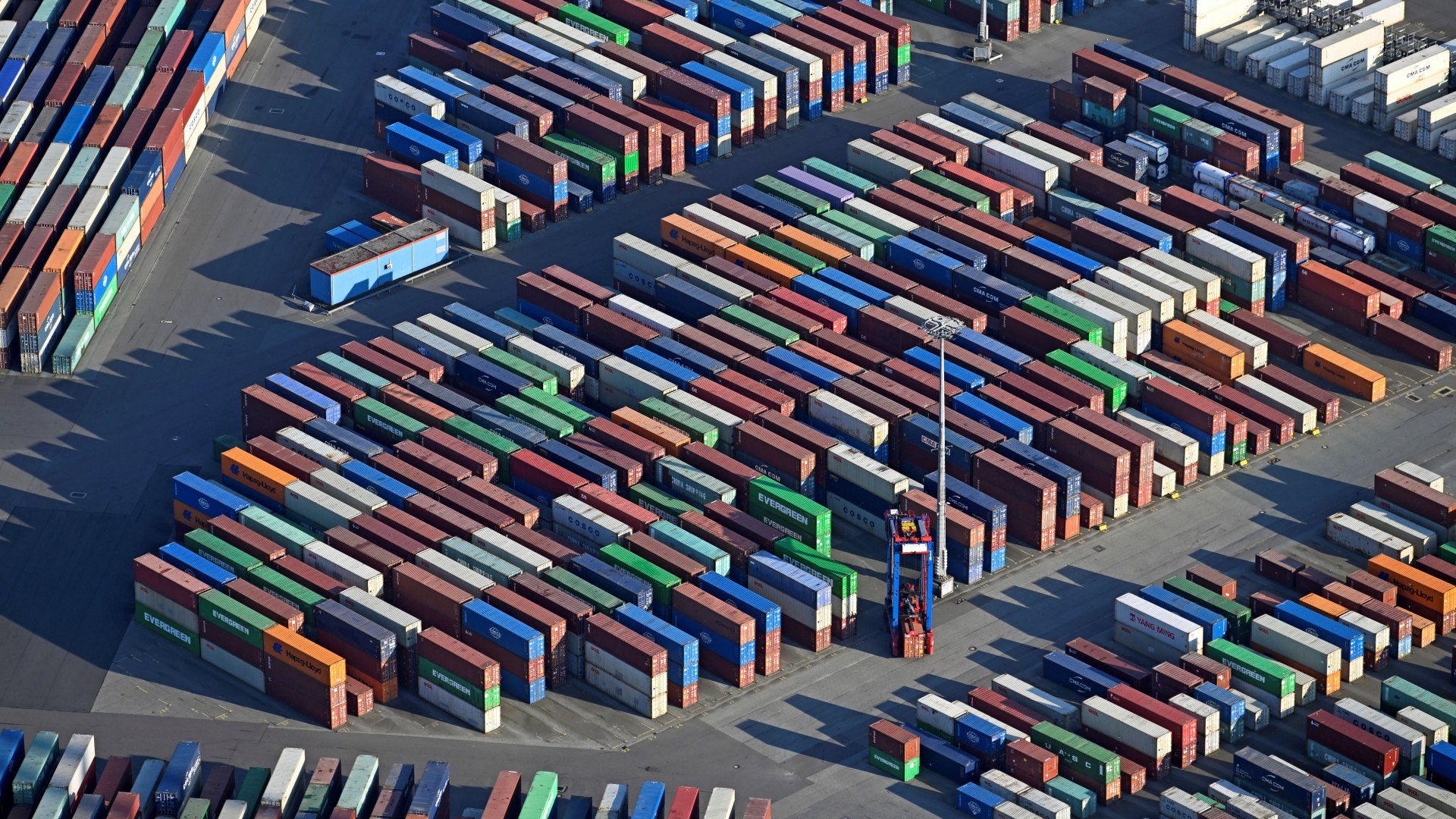 Container sind im Hamburger Hafen abgestellt