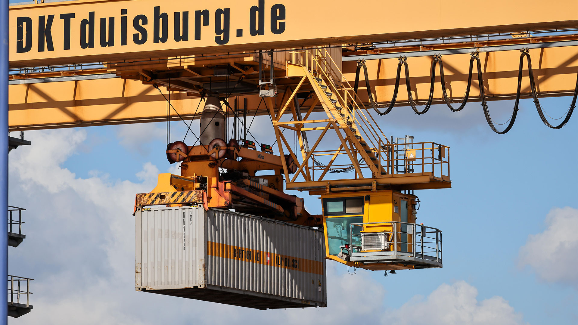 Container im Duisburger Hafen