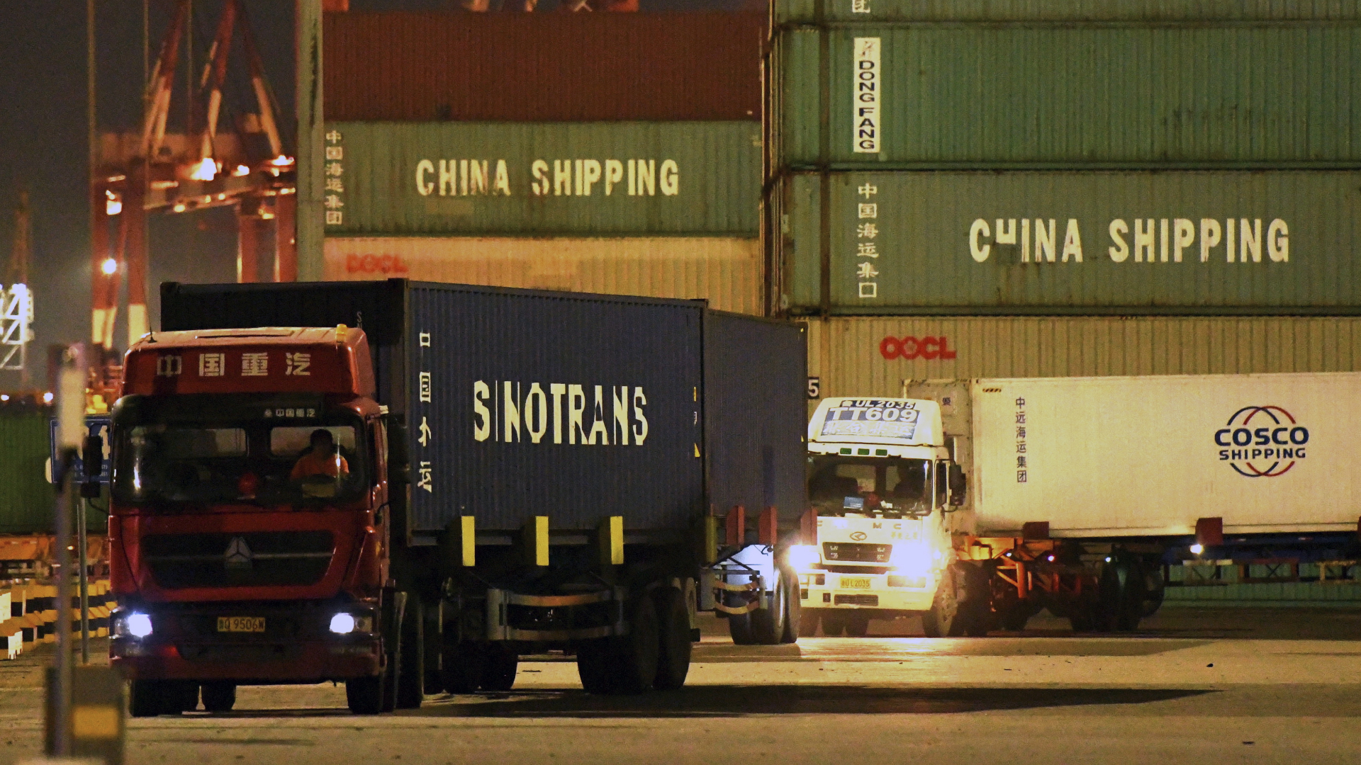 Lkw transportieren Schiffscontainer in einer chinesischen Werft | dpa