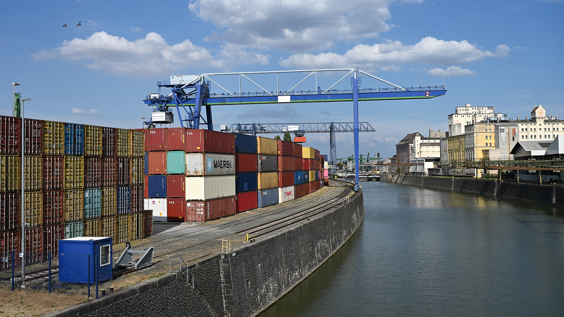 Kräne sind im Container-Terminal im Frankfurter Osthafen im Einsatz. | picture alliance/dpa
