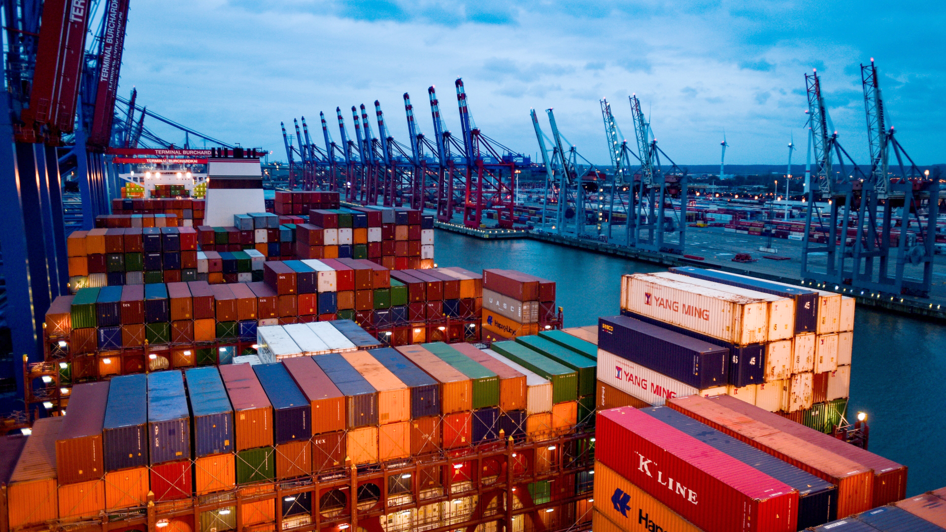 Container stapeln sich im Hamburger Hafen