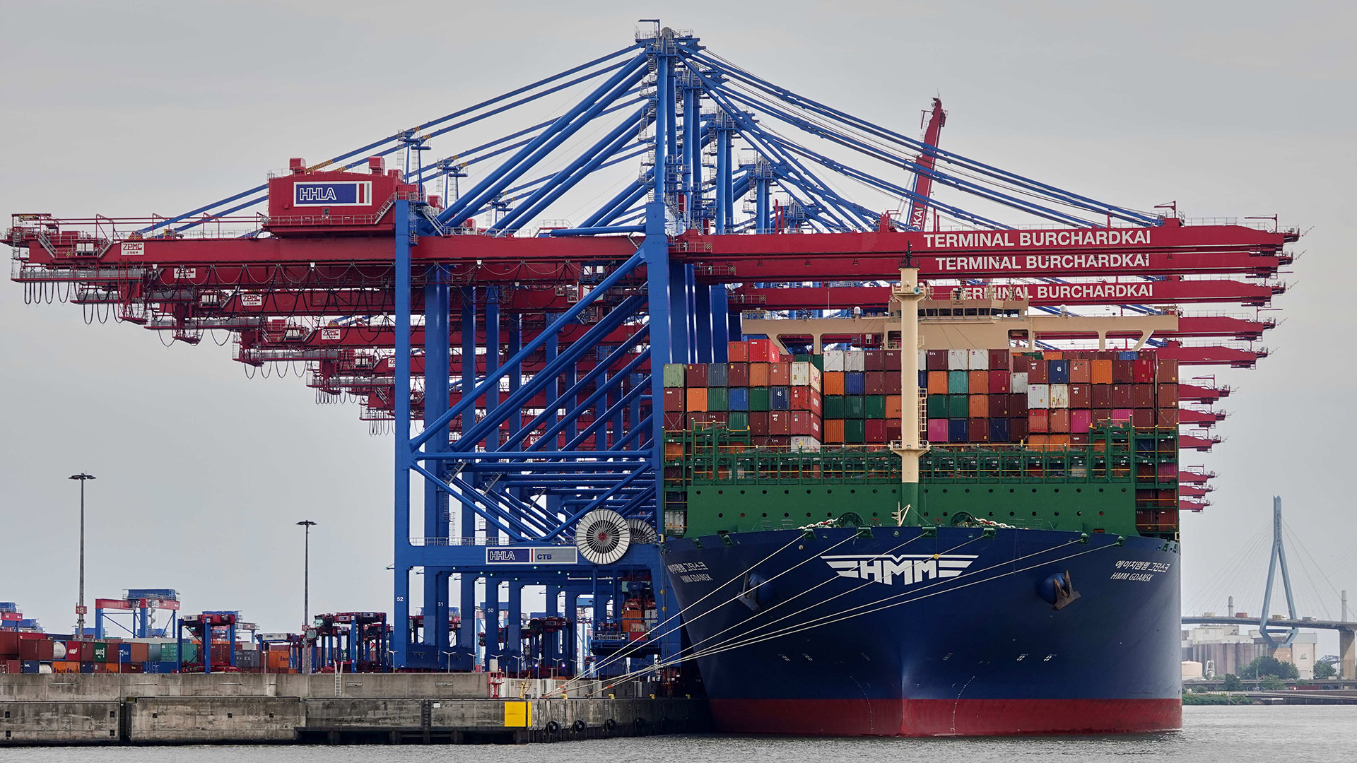 Das Containerschiff "HMM Gdansk" liegt im Waltershofer Hafen am Containerterminal. | dpa