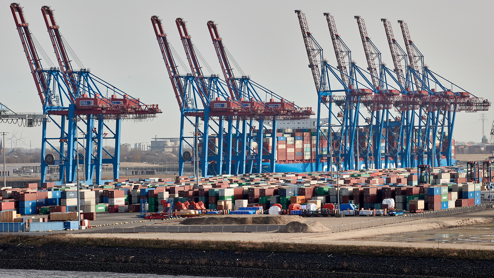 Kräne der Hamburger Hafen und Logistik AG (HHLA) und Container stehen im Hamburger Hafen. | dpa
