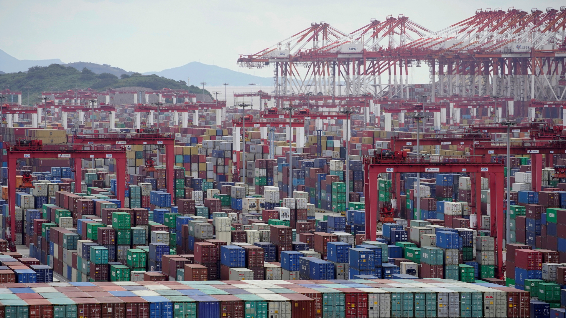 Aufgestapelte Container im Hafen von Shanghai