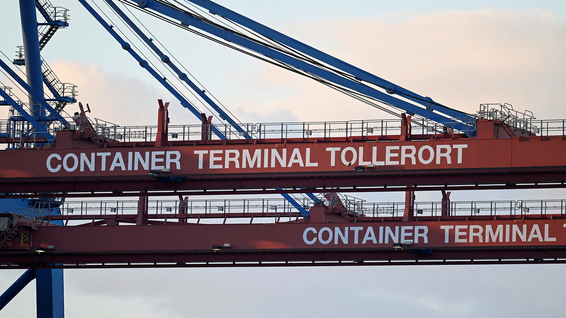 Blick auf den Containerterminal Tollerort im Hamburger Hafen. | REUTERS