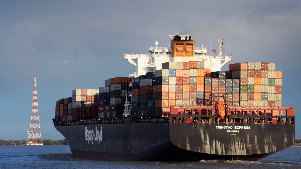 Ein Containerschiff läuft in den Hamburger Hafen ein.