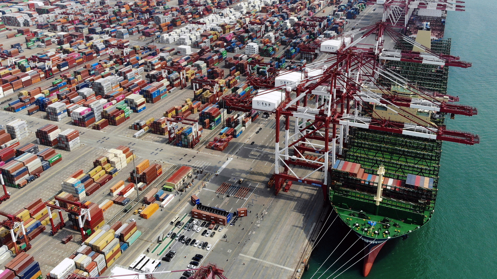 Container und Schiffe in einem Hafen in China | dpa