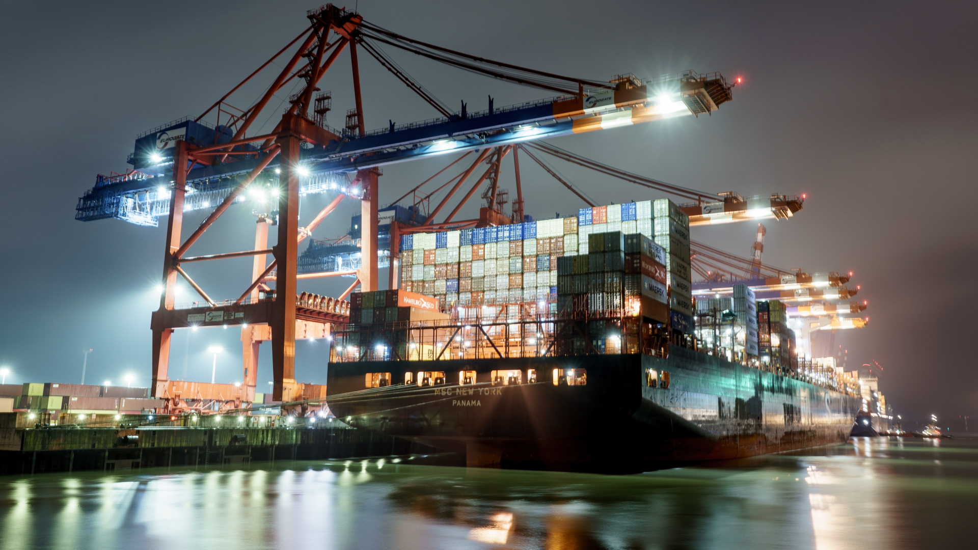 Containerschiff im Hamburger Hafen | dpa