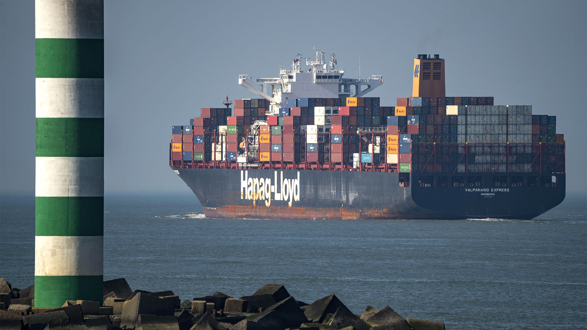 Ein Containerfrachtschiff der Reederei Hapag-Lloyd, in der Hafenausfahrt des Tiefseehafen von Rotterdam, Niederlande | picture alliance / Jochen Tack