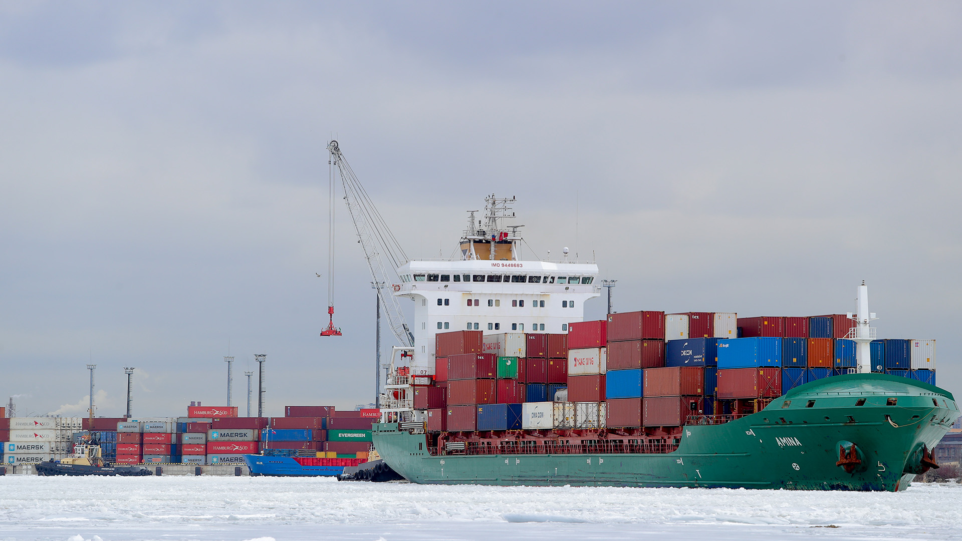 in Containerschiff im Hafen von St. Petersburg.  | dpa