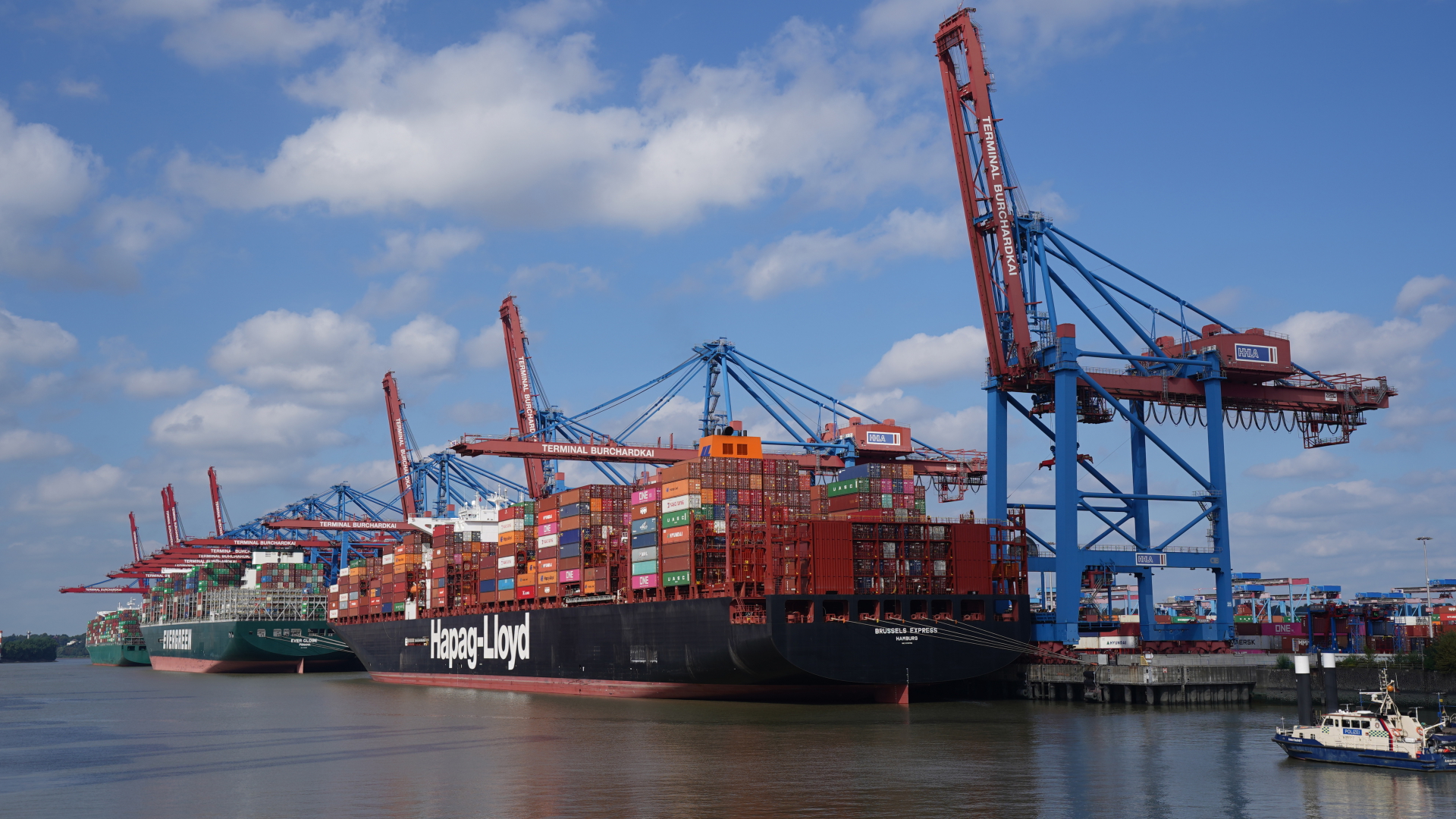 Containerschiffe werden im Hamburger be- und entladen | dpa