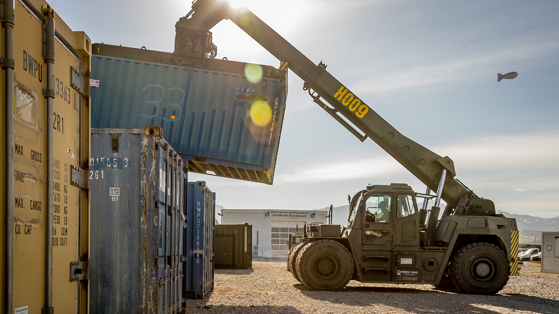 Containerstapler vom Typ Hyster auf dem Gelände der Materialschleuse Resolute Support im Camp Marmal in Afghanistan.  | dpa