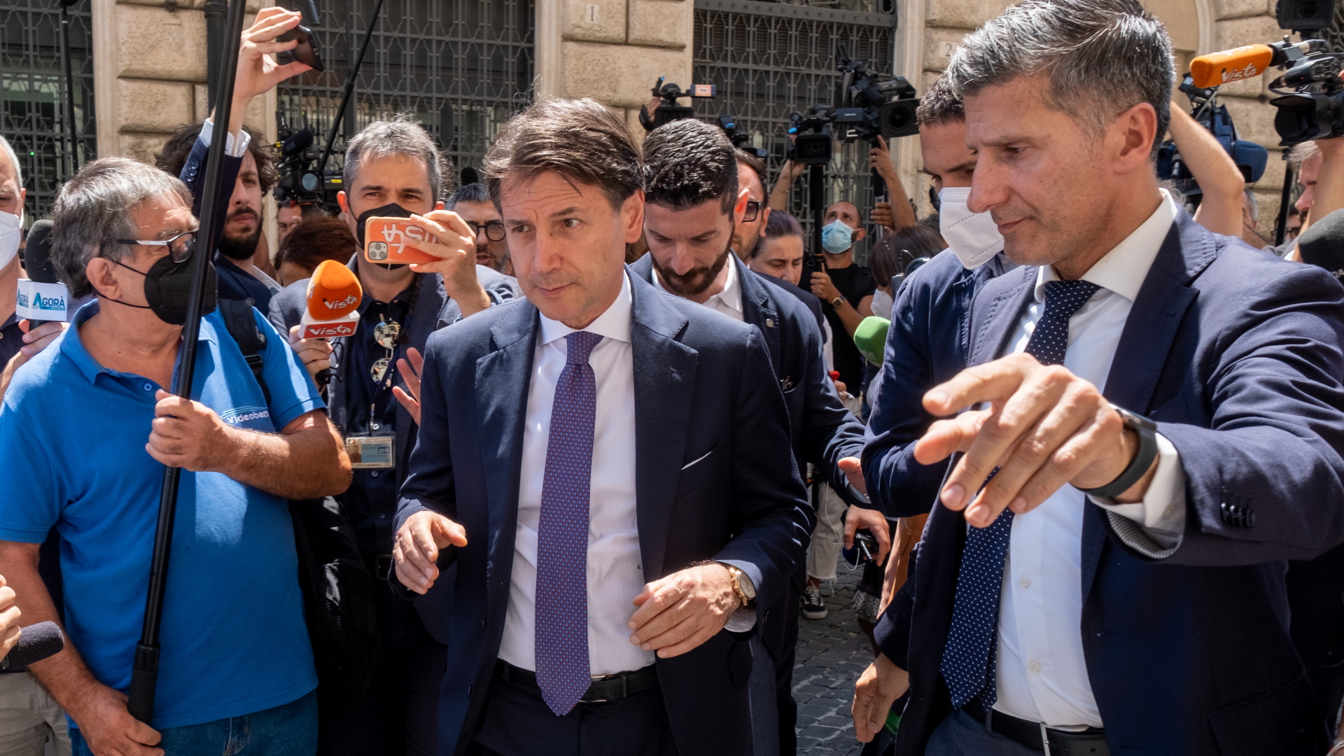  Giuseppe Conte (M) trifft am Palazzo Chigi, Amtssitz des italienischen Ministerpräsidenten, ein. | dpa