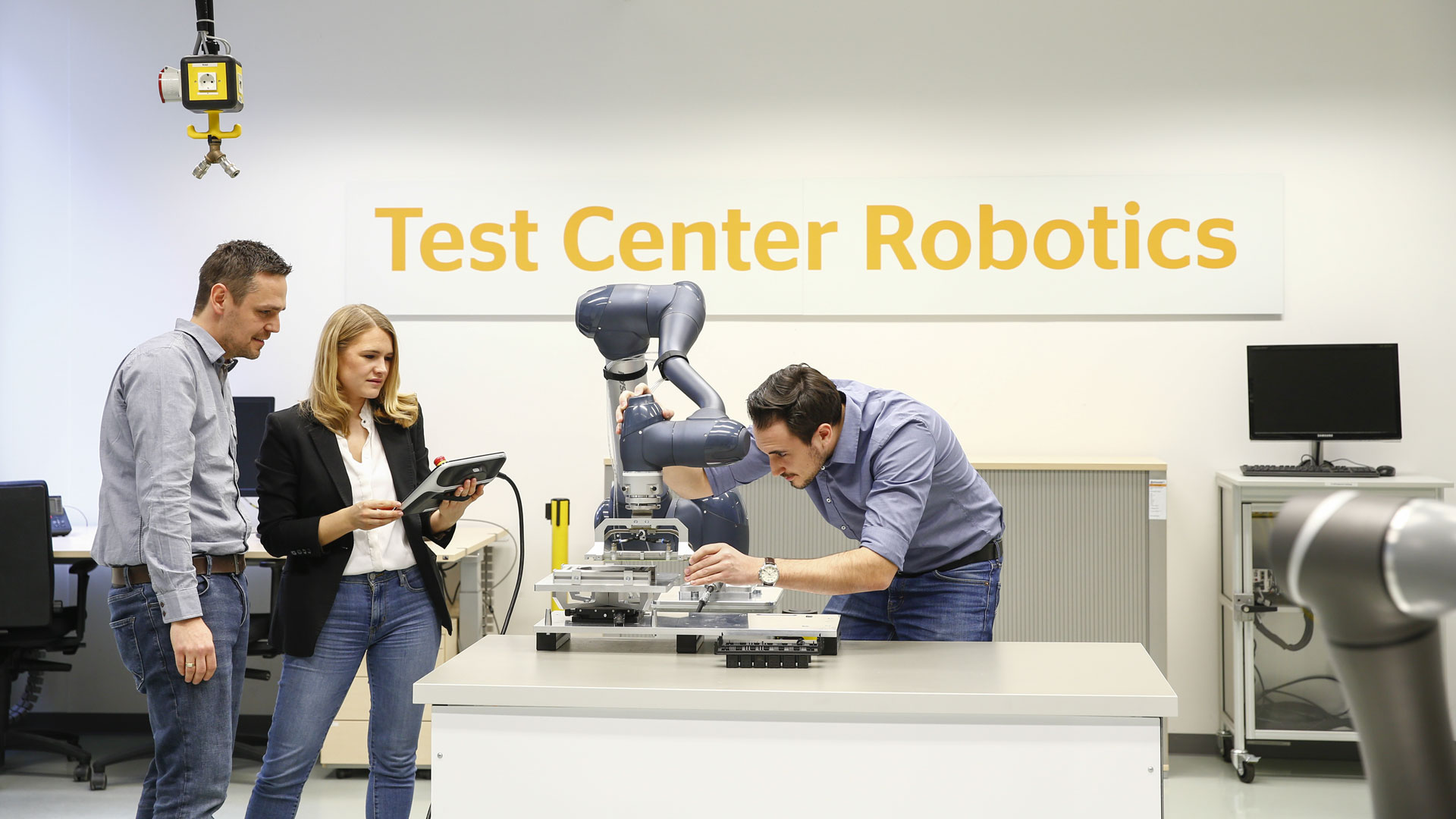 Ein Continental-Team überprüft und diskutiert im Test Center Robotics in Regensburg. | Continental AG