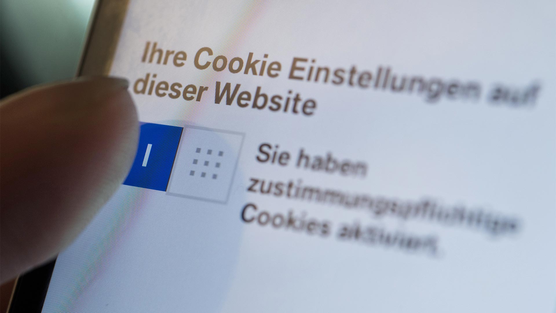 Ein Finger klickt auf einen Button mit der Aufschrift "Cookies zustimmen"