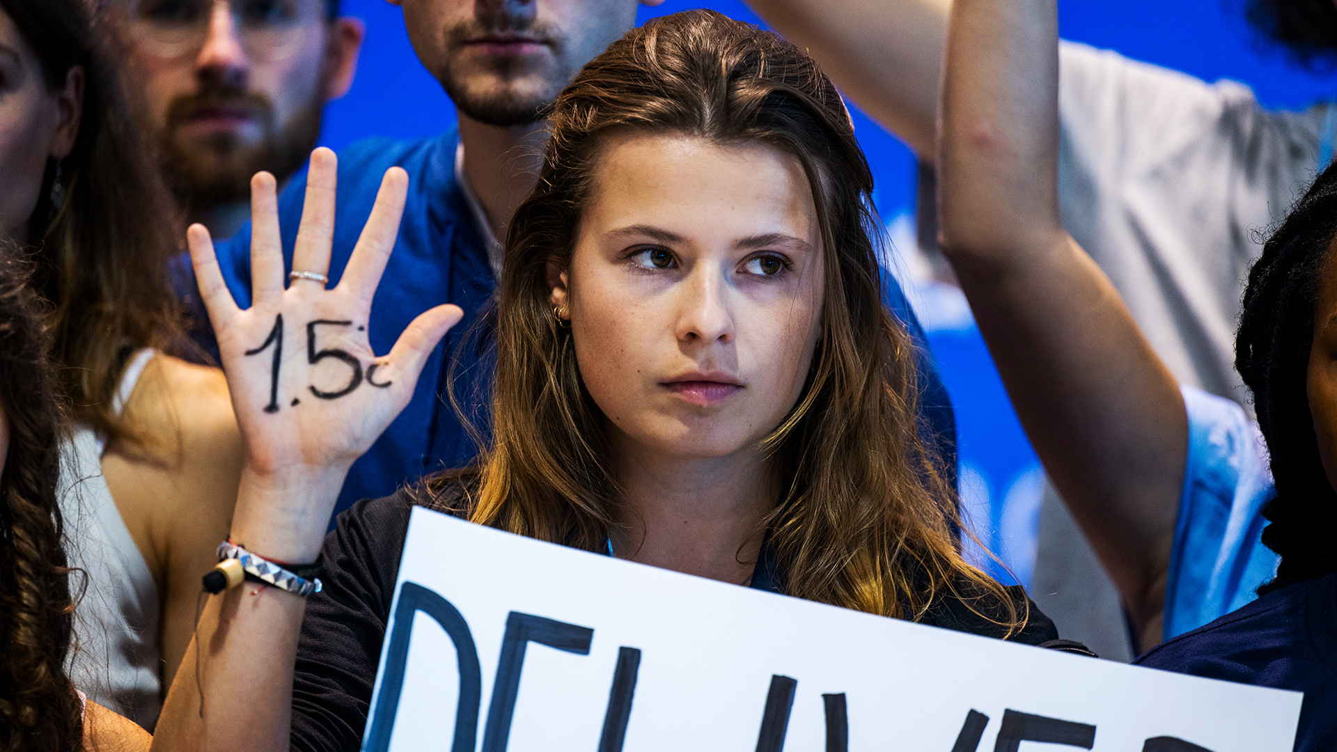 Luisa Neubauer auf der COP27: Sie hat sich "15°C" auf ihre Handfläche geschrieben. | picture alliance/dpa