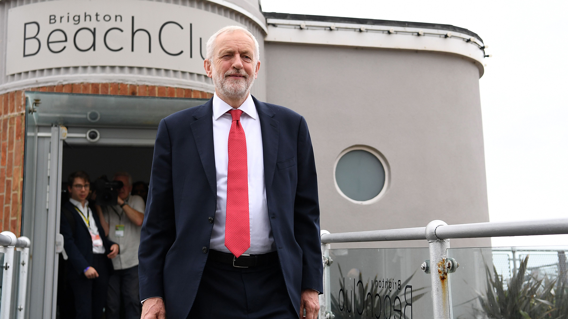 Jeremy Corbyn vor dem Brighton Beach Club | ANDY RAIN/EPA-EFE/REX